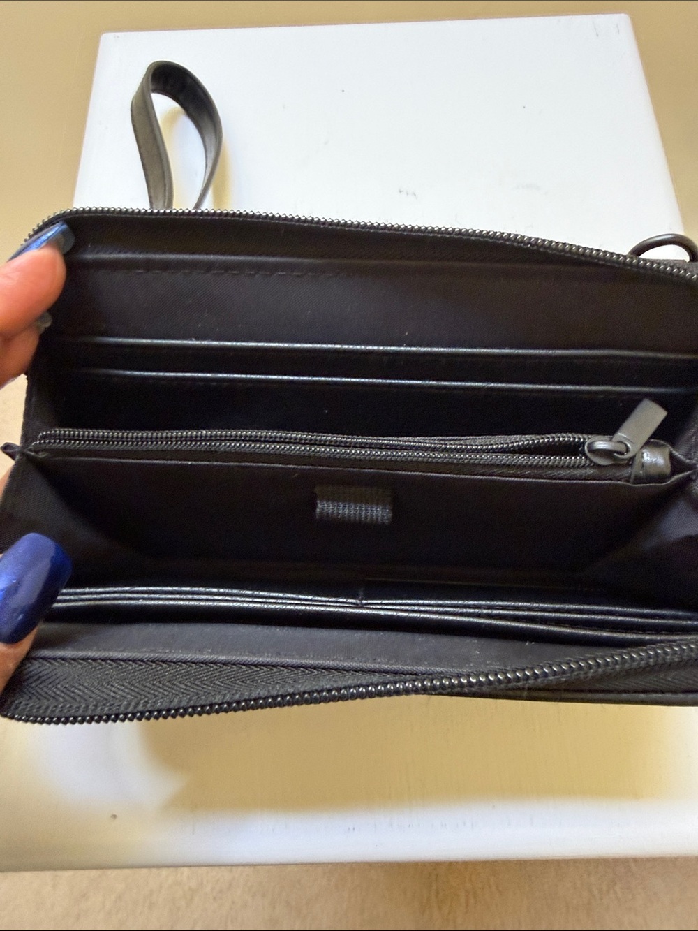 BÉIS "The Travel Wallet" in Black - Discontinued Style (missing xbody strap) - Picture 3 of 5